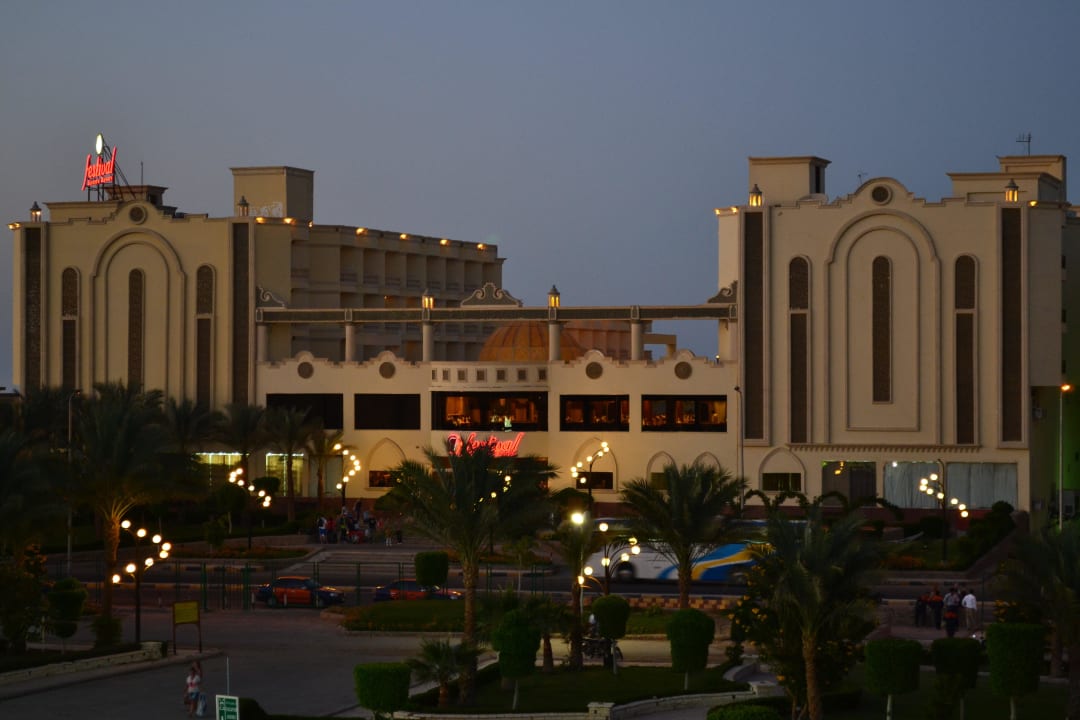 Вечерний вид на главный  Riviera Aqua Park Resort