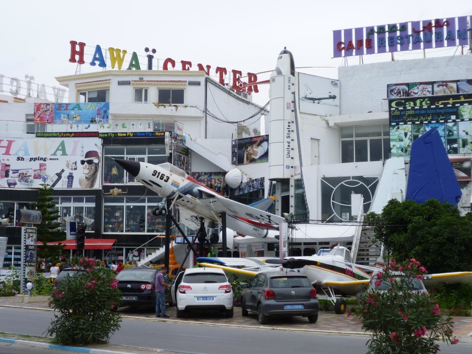 Einkaufscentrum vorm Hotel El Mouradi Club Kantaoui