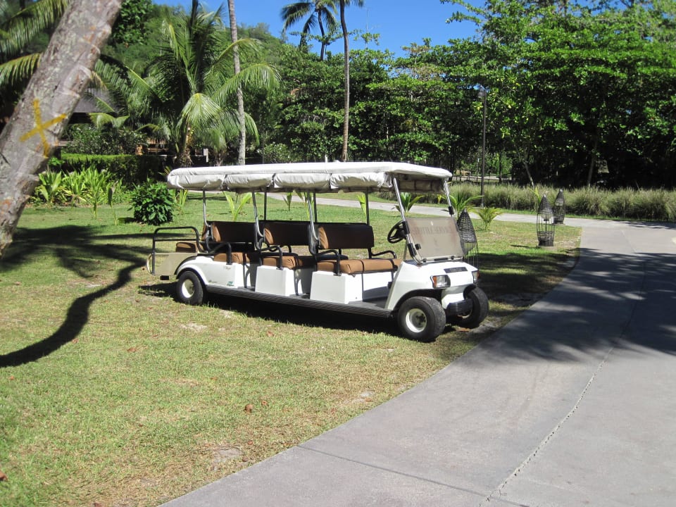 Golfbuggy fahren zwischen dem Nord- und Südbereich Constance Ephelia