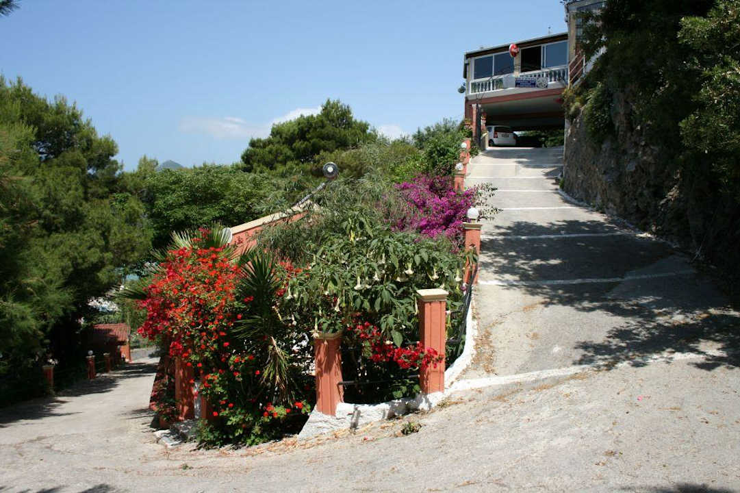 Der steile Aufstieg zum "Bella Vista" Bella Vista Apartments Pelekas