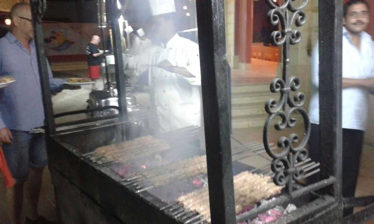 Eines der vielen Grillangebote (vorm Marokaner) Pickalbatros Alf Leila Wa Leila Resort - Neverland Hurghada