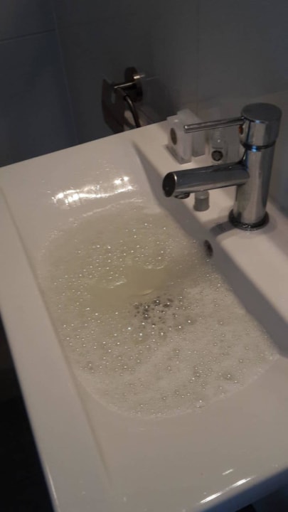 Waschbecken läuft nicht ab. Strandhotel Vigilante