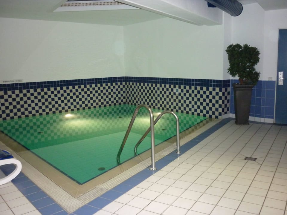 POOL EXISTIERT NICHT MEHR (Quelle: Hotel, August 2022). Mercure Hotel Hamburg am Volkspark