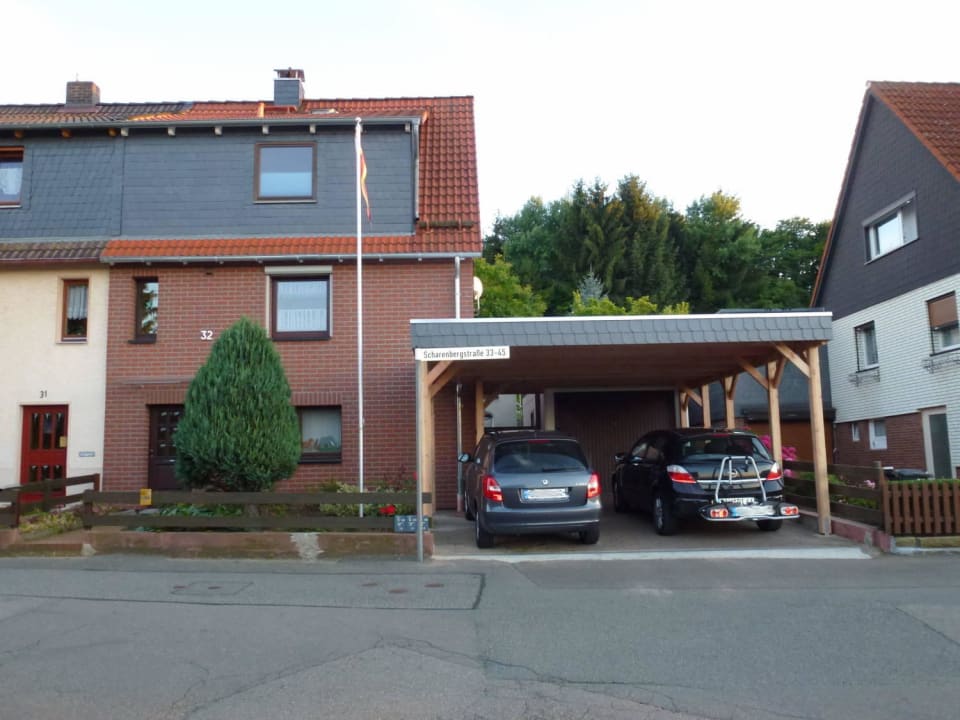 Carport neben dem Haus Walnuss Hütte & Ferienwohnung Glück Auf