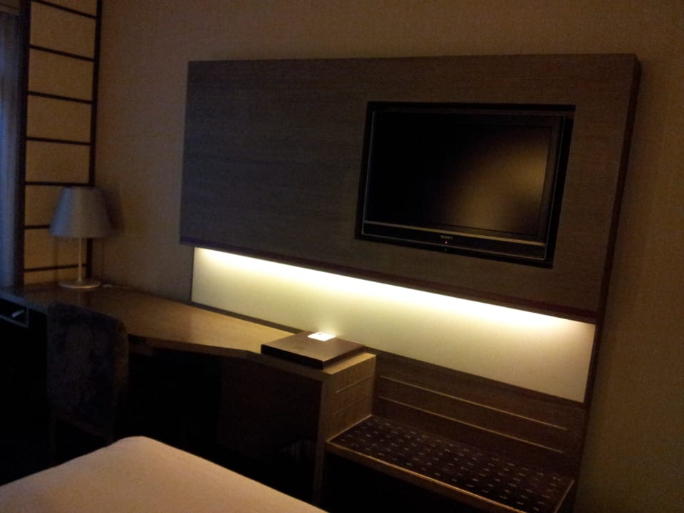 Schreibtisch und TV Novotel Hong Kong Nathan Road Kowloon