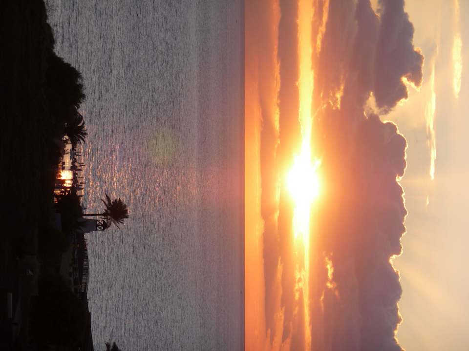 Sonnenuntergang mit Blick aus den Pool am Meer Bahia Principe Sunlight Costa Adeje