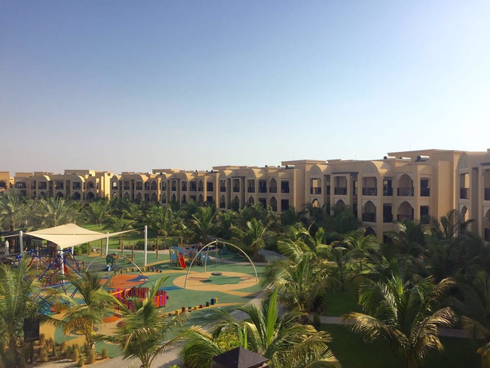Kinderspielplatz im Hintergrund die Villen DoubleTree by Hilton Resort & Spa Marjan Island