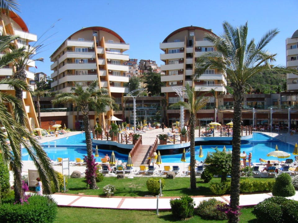 Ansicht vom Pool und Garten aus Alaiye Resort & Spa