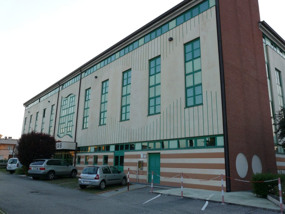 Blick von der Seite West Point Airport Hotel