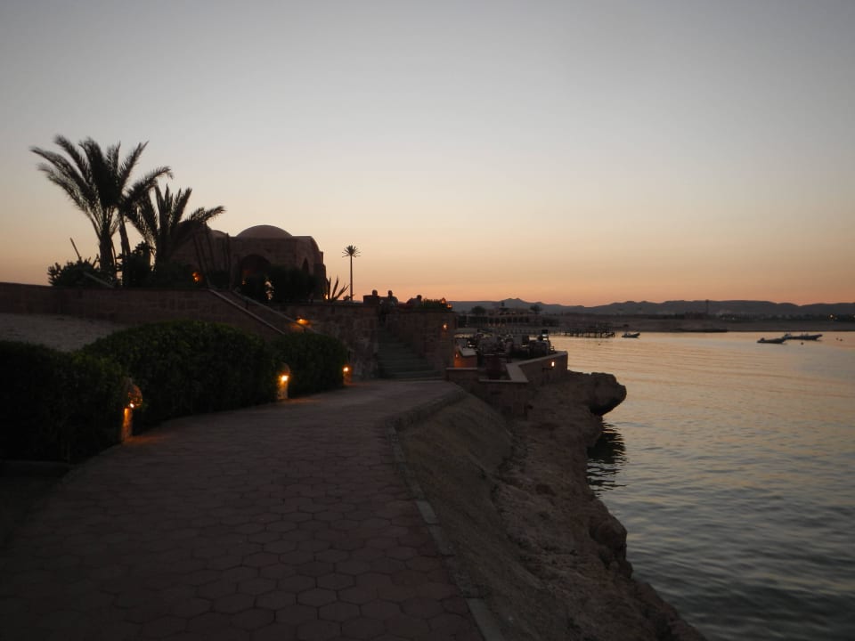 Weg entlang des Riffs Richtung Bar Mövenpick Resort El Quseir