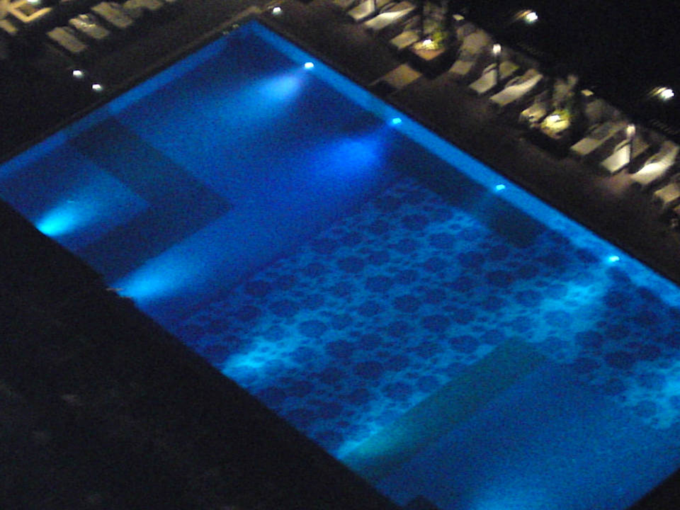 Poolanlage / Nachtbild gemacht von Gästen Burgas Beach Hotel