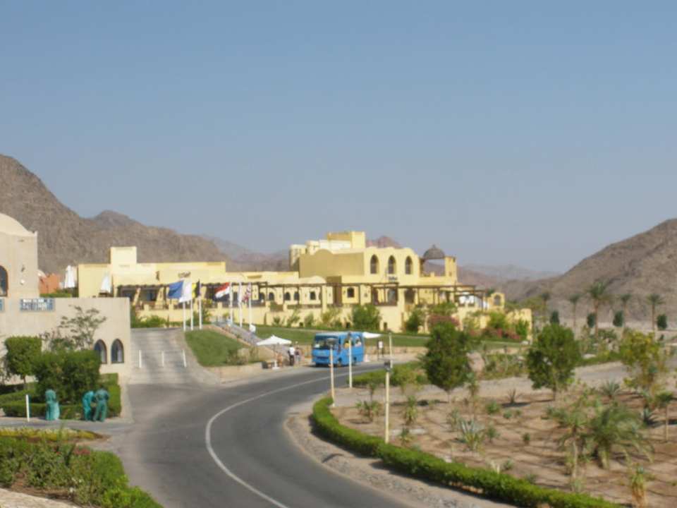 Widok na hotel i busik wozacy na plaze El Wekala Aqua Park Resort Taba Heights