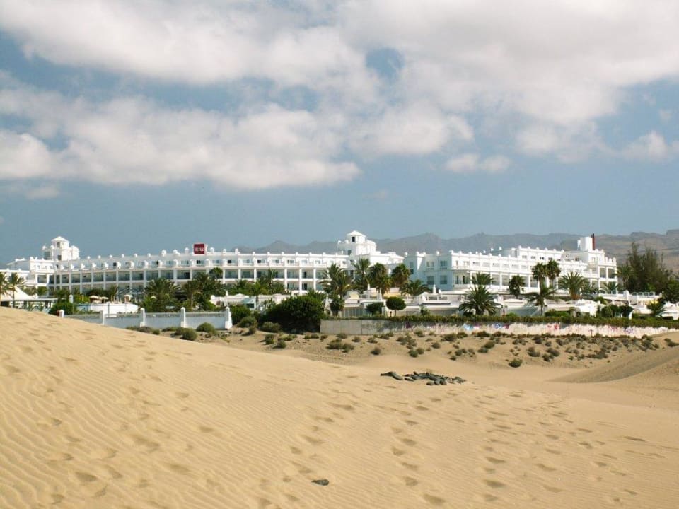 Blick aus den Dünen auf das Hotel Hotel Riu Palace Maspalomas Adults Only