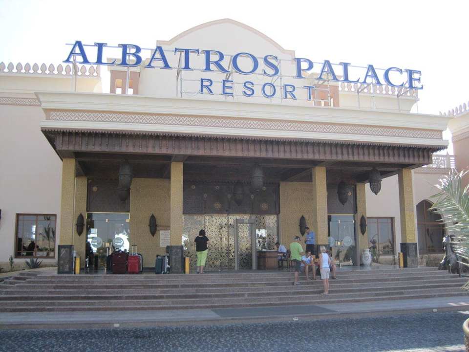 Vor dem Hotel - Der Hoteleingang Pickalbatros Palace Resort