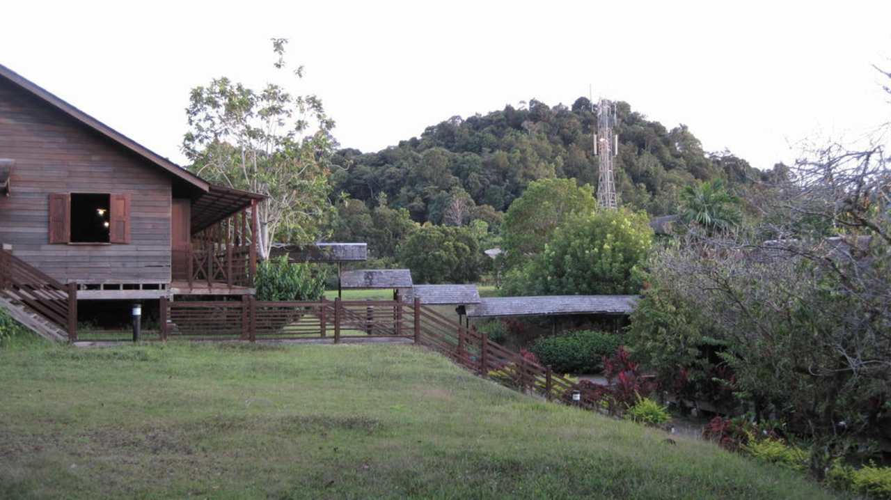 Blick auf eins der Long Houses Aiman Batang Ai Resort & Retreat