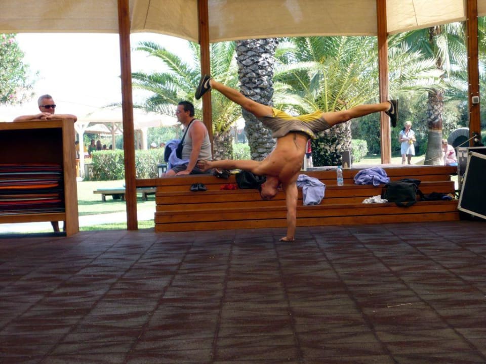 Breakdance Green Max Hotel