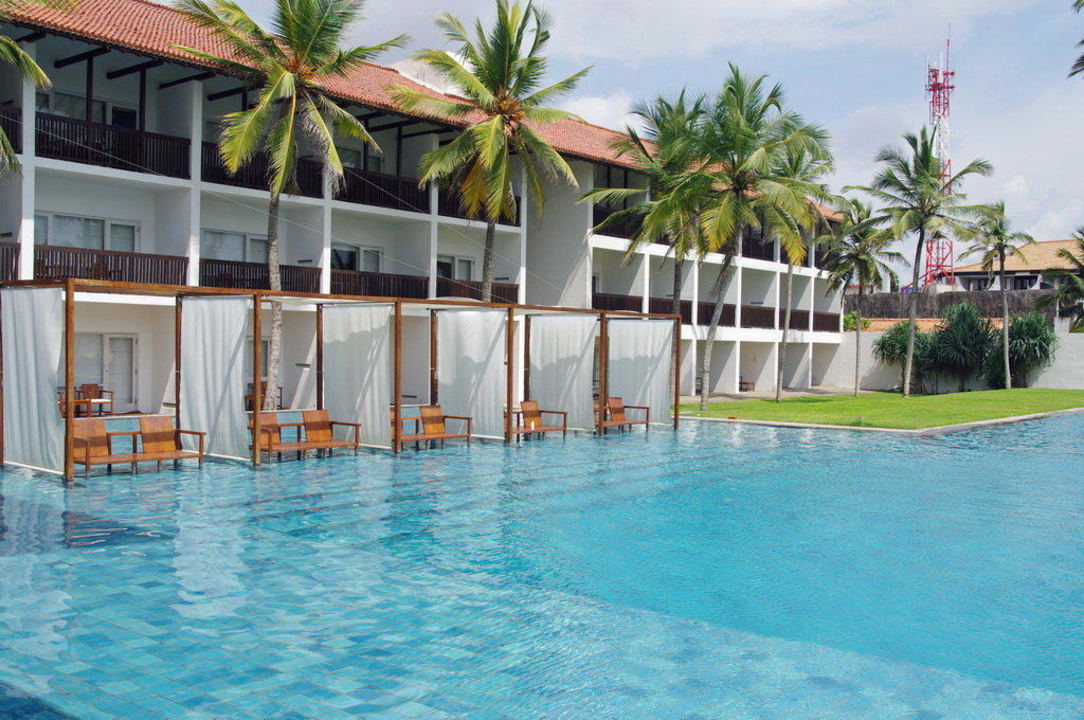 Beschattete Sitzgelegenheiten im Pool Hotel Jetwing Blue