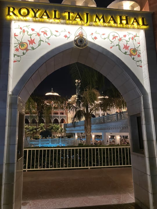 Außenansicht Royal Taj Mahal Hotel