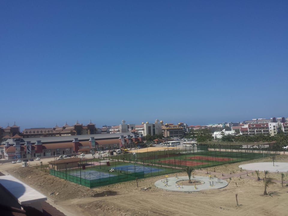 Blick auf Sportplätze von Zimmer 2405 Well Palace Side