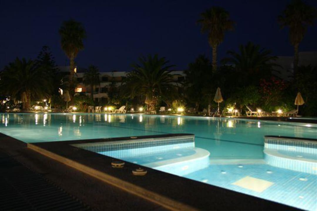 Pool bei Nacht Hotel Tigaki Beach