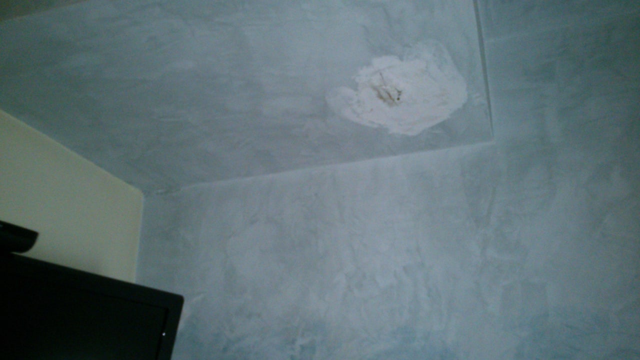 Próba załatania dziury w suficie Hotel City