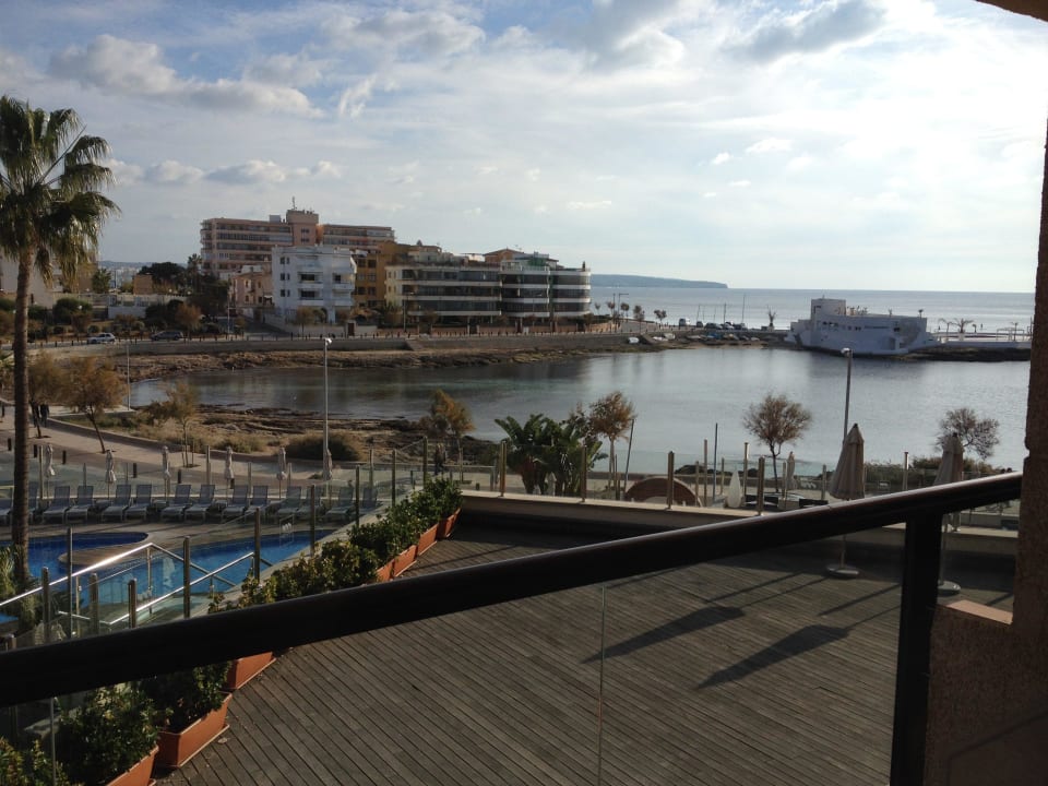 Blick auf die Bucht, Terrasse und Pool AluaSoul Palma