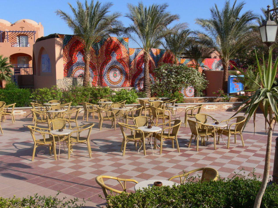 Terrasse vor Lobby Jaz Makadi Oasis Resort