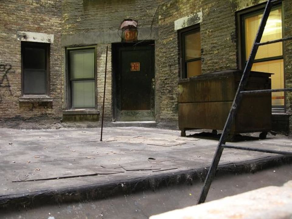 Zimmer 206 - Blick aus dem Fenster auf d. Innenho St. James Hotel