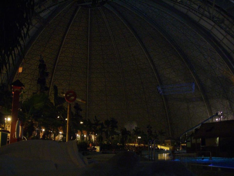 Südsee und Promenade bei Nacht Tropical Islands Resort