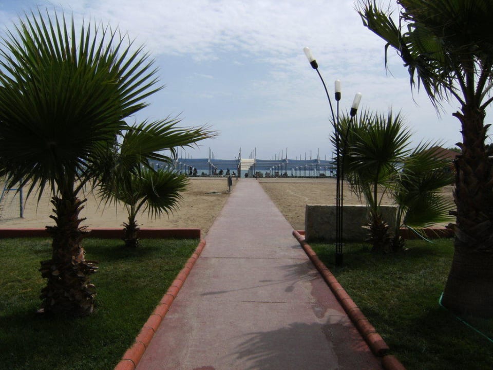 Der Weg zum Strand Hotel Royal Garden Beach