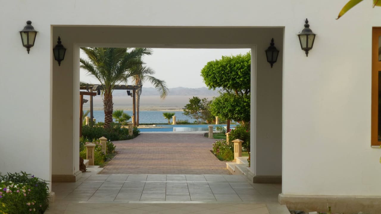 Durchgang mit Meerblick Lahami Bay Beach Resort