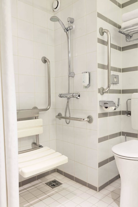 Behindertengerechtes Badezimmer Holiday Inn Wien - City