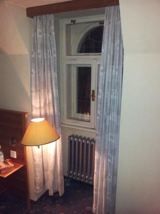 Unterm Heizkörper das Wasserglas Hotel Praha