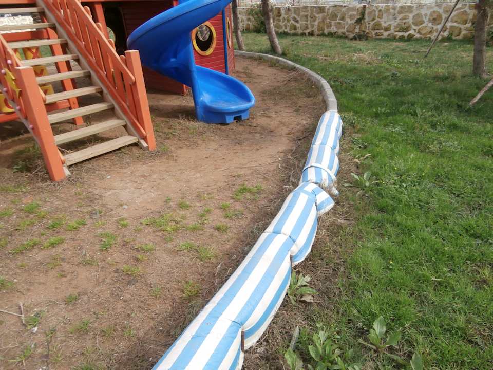 Gefärliche Randsteine bei den Rutschen Side Royal Paradise Hotel