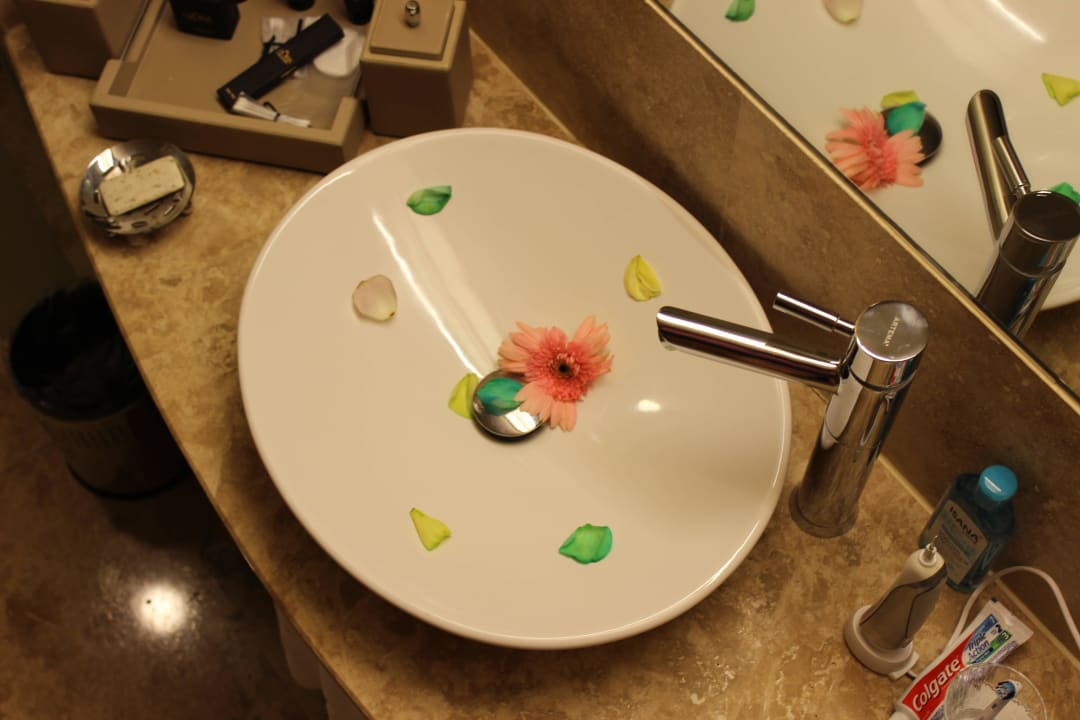 Blütenschmuck im Bad Gloria Serenity Resort