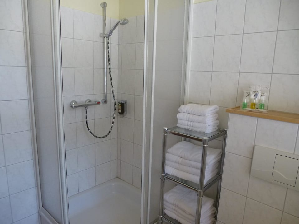 Bad mit Dusche REGIOHOTEL Berghotel Ilsenburg