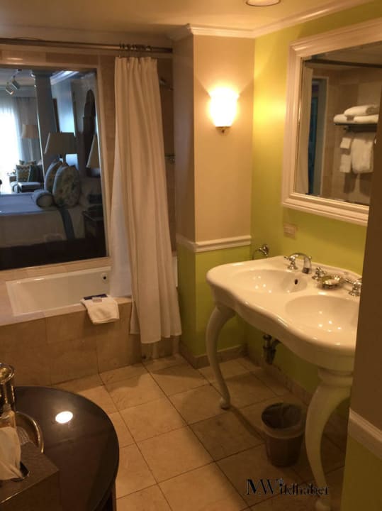 Bad mit Blick in das Zimmer Hotel Ocean Key Resort & Spa