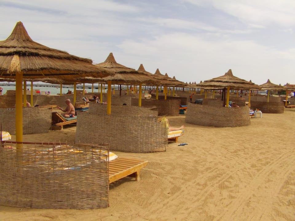 Der Strand mit Schirmen und Windschutz Titanic Beach Spa & Aqua Park