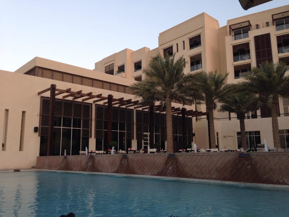 Pool und Blick auf Hauptrestaurant Park Hyatt Abu Dhabi Hotel and Villas