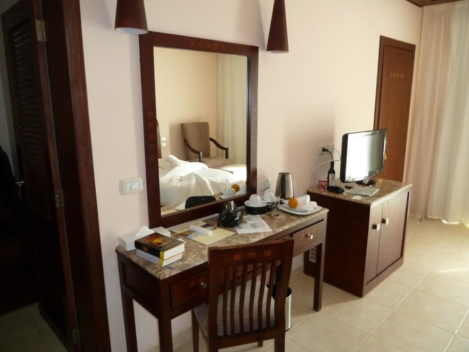 Frisiertisch, daneben Barschrank mit TV Shams Prestige Abu Soma-Adults Only