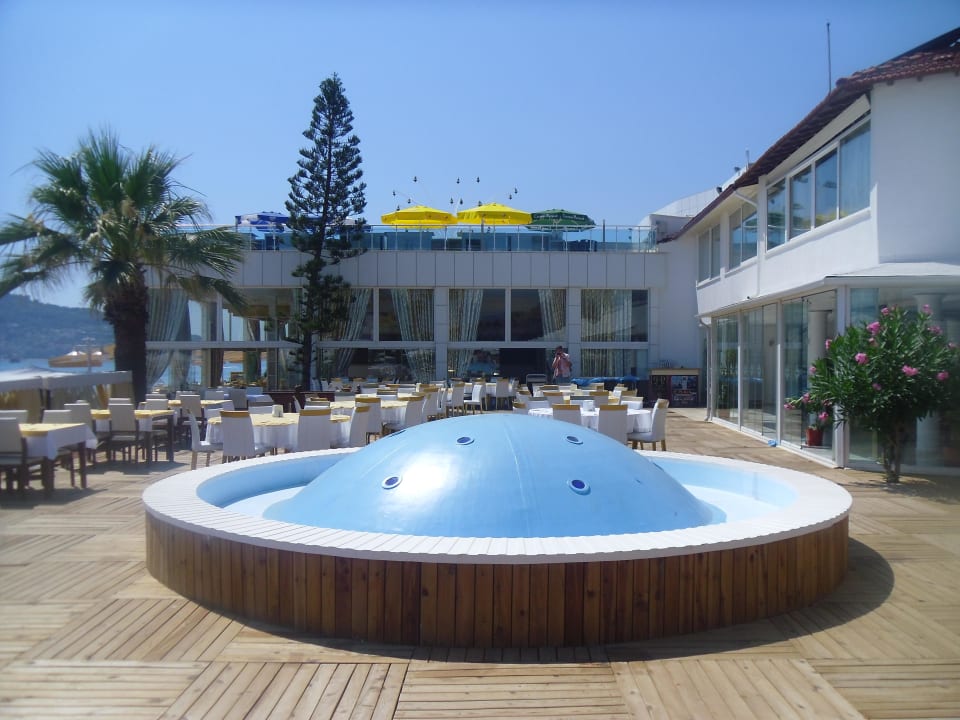 Restauracja od strony basenu Hotel Banana Beach