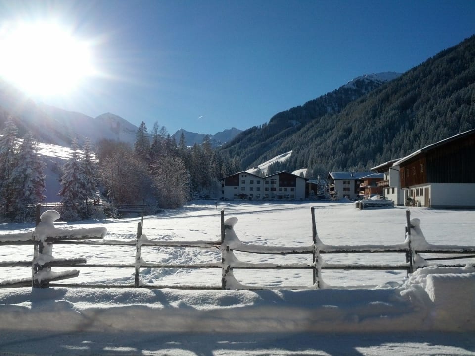 Blick von Sonnenterrasse Richtung Gletscher Hotel Eden