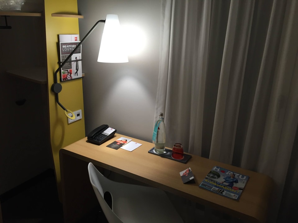 Schreibtisch ibis Berlin Hauptbahnhof