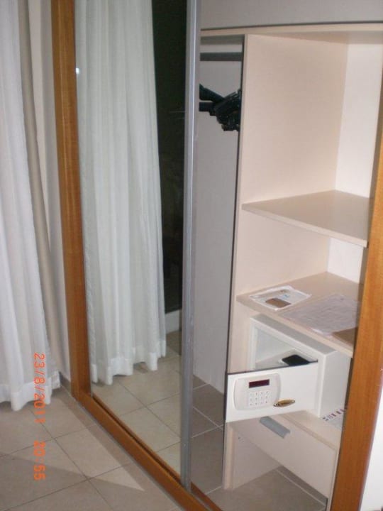 Schrank mit Safe Crystal Flora Beach Resort