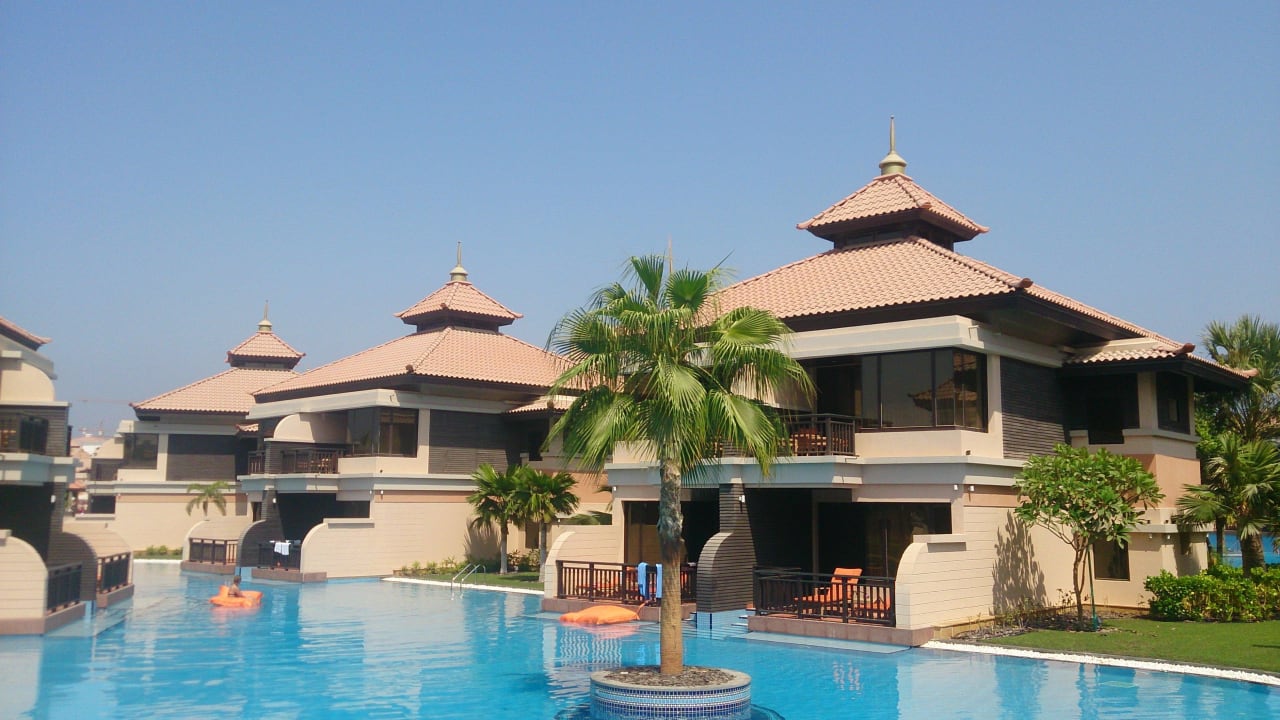 Blick von unserer Terrasse auf den Lagunenpool Anantara The Palm Dubai Resort
