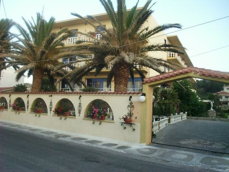 Assenansicht - Meerseite mit Vorgarten Hotel Kokkari Beach