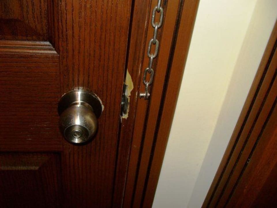 Einbruchspuren an der Zimmertür Armas Gül Beach