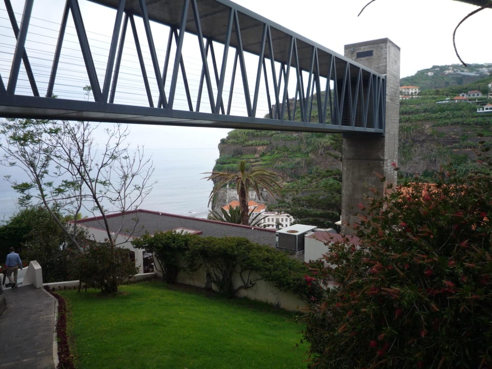 Brücke die Hotel und Empfang verbindet Hotel Estalagem da Ponta do Sol
