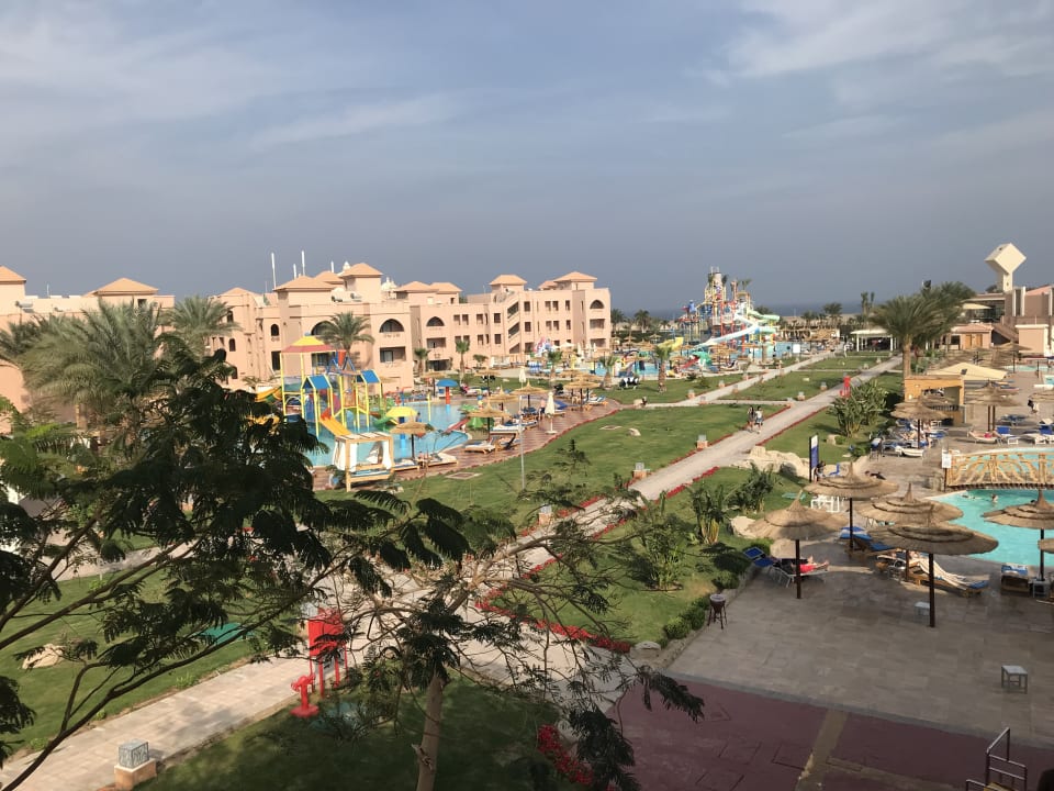 Balkonaussicht auf die eine Hälfte von dem Riesen Gelände Pickalbatros Aqua Park Resort - Hurghada