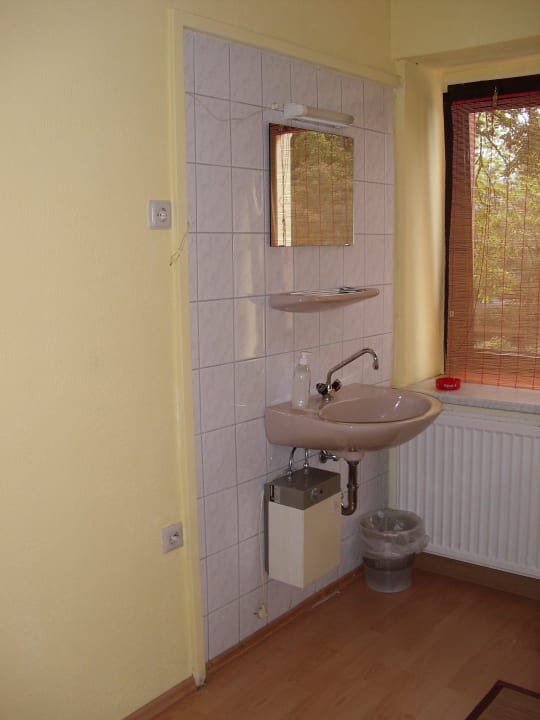 Waschbecken und Bastrollo Hotel Toscana